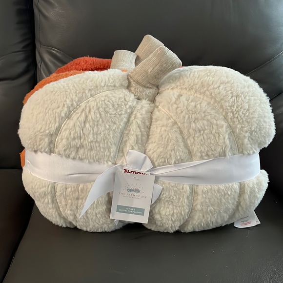 Farmhouse by Rachel Ashwell Pumpkin Pillow Set - Picture 3 of 6